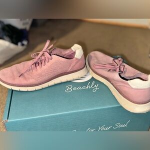 Women’s purple Vionic sneakers